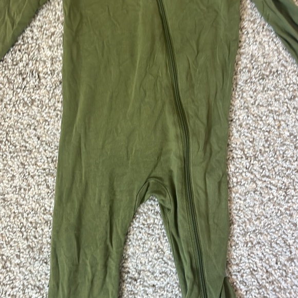 Kyte Baby Zippered Romper in Olive Size 6-12m - Picture 3 of 7